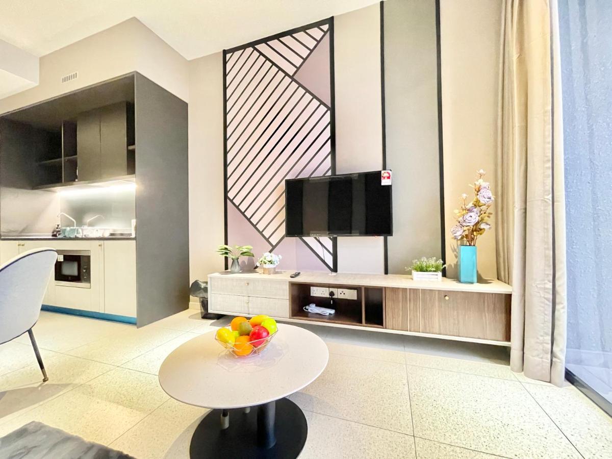 Modern 2b2b Near Mid Valley - Wifi - Infinity Pool - Gym